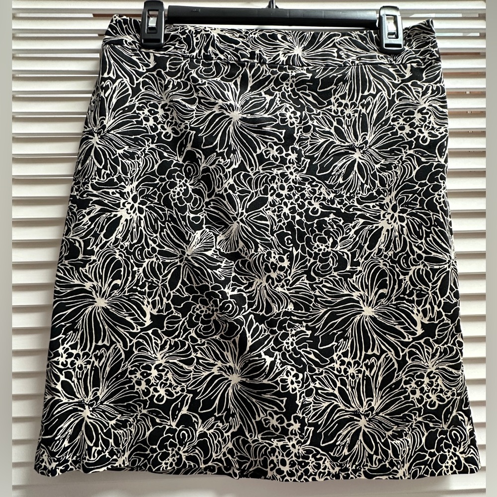 Talbots Black and Cream Floral Print Skirt Stretch Size 6 Back Slit